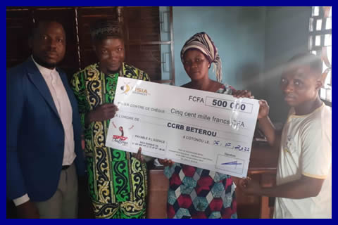 Remise de chèque à une cliente