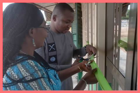 Coupure du ruban dans le cadre de la cérémonie officielle d'ouverture de l'agence ZA KPOTA